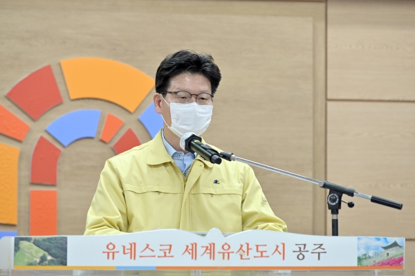 노인의 날 기념사를 하고 있는 김정섭 시장