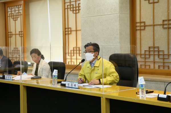 6일 구청 중회의실에서 열린 ‘죽동 공영주차장 입체화공사 실시설계용역 중간보고회’에서 정용래 유성구청장이 인사말을 하고 있다