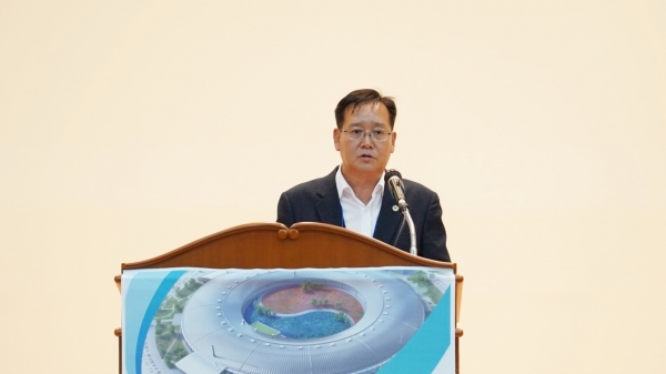박해운 충북도청 신성장산업국장, 방사광가속기 미래전략 심포지엄에서 축사 모습