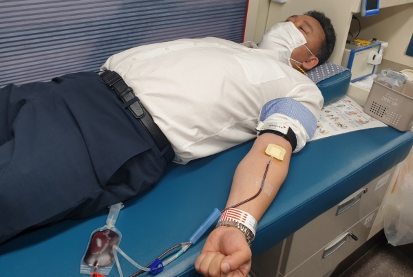 7일 대전 유성IC 만남의 광장에서 국제라이온스 356-B지구 주관으로 진행된 사랑의 헌혈캠페인에서 현민우 라이온스 부총재가 헌혈 봉사를 하고 있다.