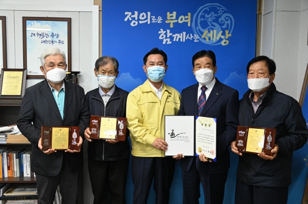 유공자 표창 수여 장면