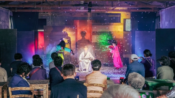 극단 '완자무늬'의 '의자는 잘못없다' 공연 장면