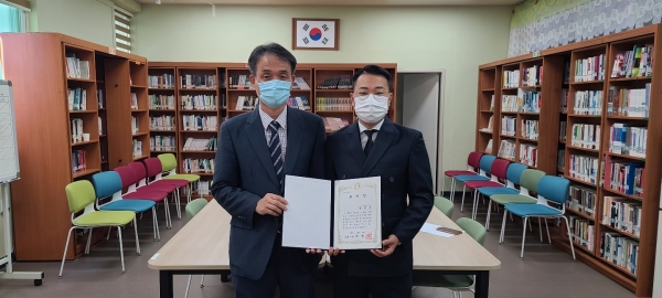 코로나19 사태에 따른 시상식이 미진행되면서, 최민구 교수는 행정복지센터에서 표창을 수상했다.