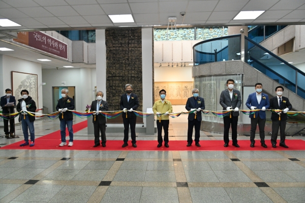 유홍준 교수 기증 탁본전“국토의 역사와 향기” 개막식 테이프 커팅식 모습