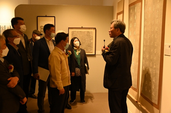 유홍준 교수 기증 탁본전 “국토의 역사와 향기” 전시회장을 둘러보는 모습