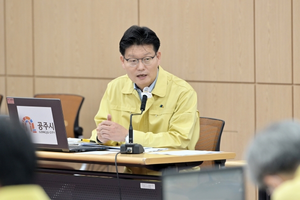 12일 시청 대백제실에서 열린 주간업무계획 보고회를 주재하고 있는 김정섭 시장