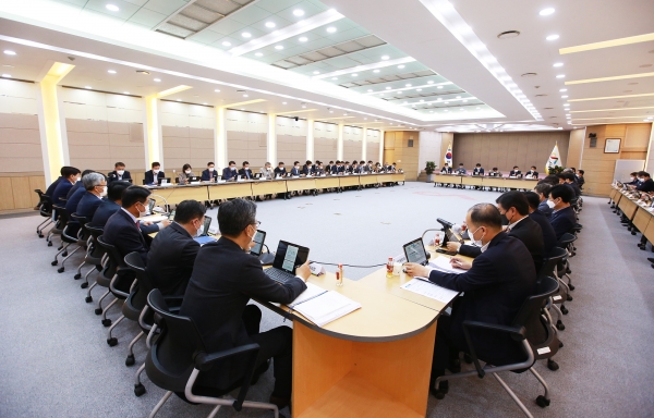 12일 시청 대회의실에서 열린 확대간부회의 장면