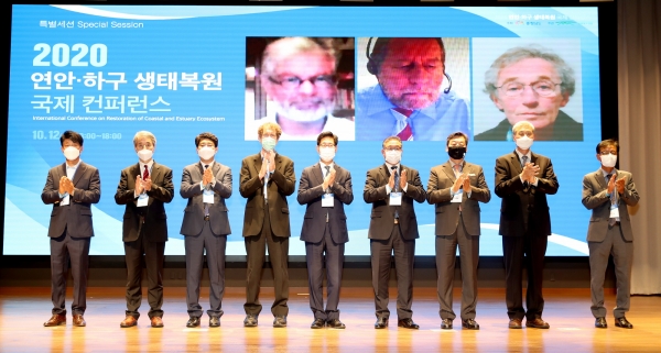 지난 12일 예산 스플라스 리솜 그랜드홀에서 열린 ‘2020 연안하구 생태복원 국제 컨퍼런스’(오른쪽 세 번째 가세로 태안군수)