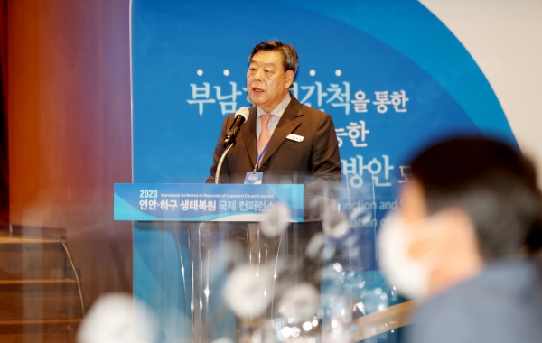 예산 스플라스 리솜 그랜드홀에서 열린 ‘2020 연안하구 생태복원 국제 컨퍼런스’에서 환영사를 하고 있는 가세로 태안군수 모습.
