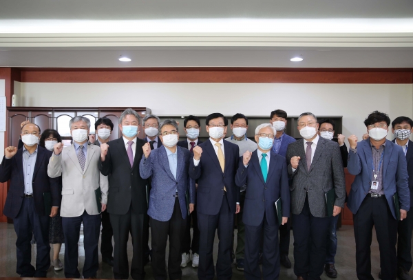 지난 12일 출범한 건양대 개교 30주년 기념위원회 단체사진. 앞줄 우측부터 세 번째가 김승종 위원장, 네 번째가 이원묵 총장