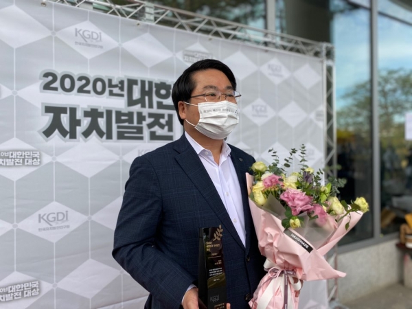 2020년 대한민국 자치발전 대상 시상식에 참석한 오세현 시장이 기념사진을 찍고 있다.