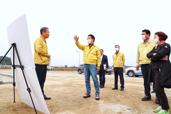 김홍장 시장 농업현장방문 및 벼베기 시연 모습