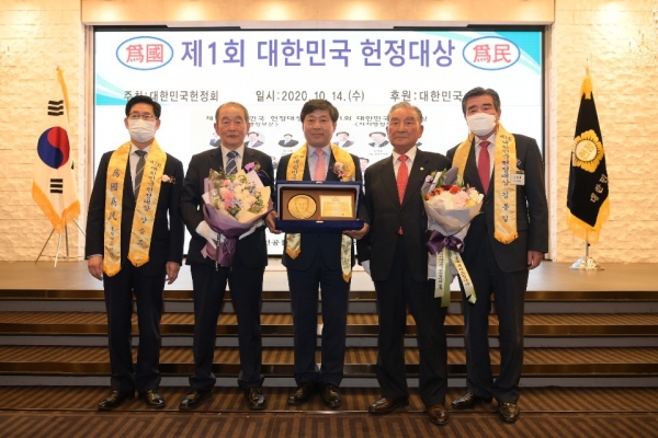 황명선 논산시장, 대한민국 헌정대상 지방자치행정부문 수상 모습