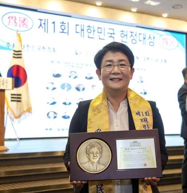 박정현 대덕구청장, ‘제1회 대한민국 헌정대상’자치행정부문 수상 모습