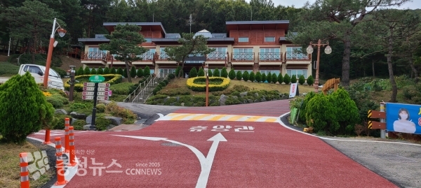 봉수산자연휴양림에 새롭게 설치된 미끄럼 방지시설 모습