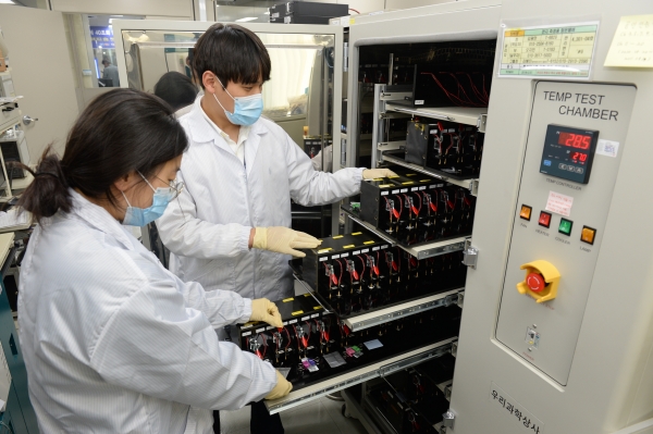 ETRI 연구진이 개발한 이온 확산 기반 전고체 전극의 충방전 특성을 분석하는 모습.