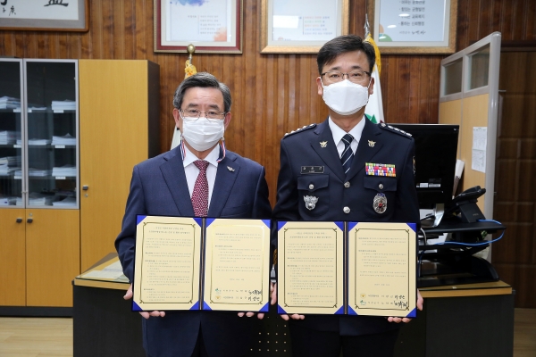 서천군- 서천경찰서와 드론 업무 협약 체결 모습