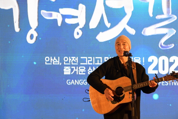 가을과 닮은 노래를 선보인 가수 채환