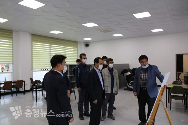 김인식 사장이 남양면 추진현황을 보고받고 있다.