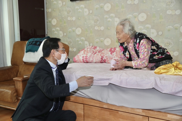 지난 16일 지역 내 100세 어르신 이명복 씨의 자택을 방문해 건강과 장수를 기원하는 장수지팡이와 장수패 전달