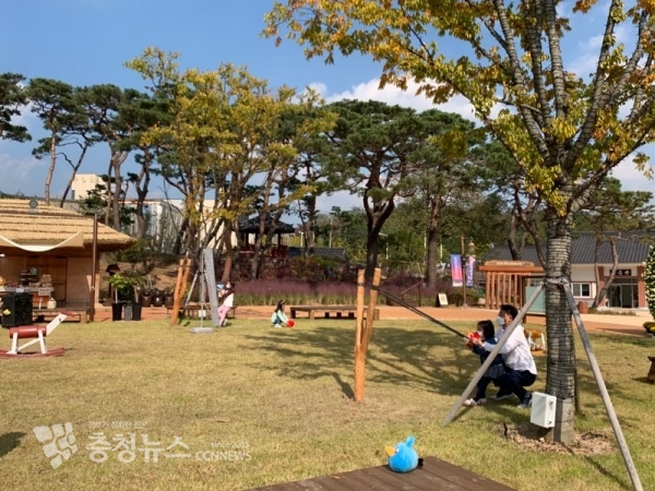 내포보부상촌 첫 가을축제인 5색(色)천·불잔치 중 민속놀이 모습