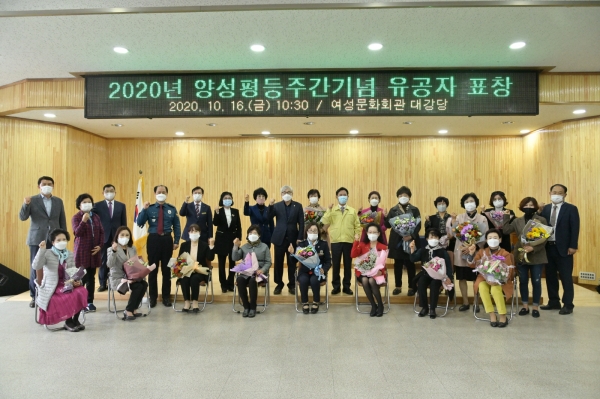 표창 전수 기념촬영