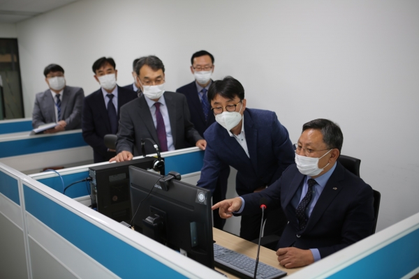 조익문 상임감사가 나주 본사10층에 마련된 영상감사장에서 시스템을 확인하고 있다