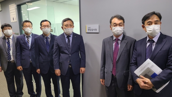 감사실은 나주본사10층에 영상감사장을 마련하고 언택트시대 자체감사활동 강화에 나섰다(조익문상임감사-사진오른쪽에서 세번째)