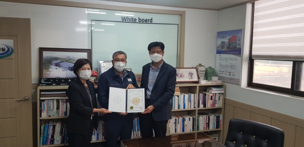 (왼쪽부터) 김은경 사회복지과 행복키움지원팀장, 김영근 (사)아산시기업인협의회 회장, 홍영준 (사)아산시기업인협의회 사무국장