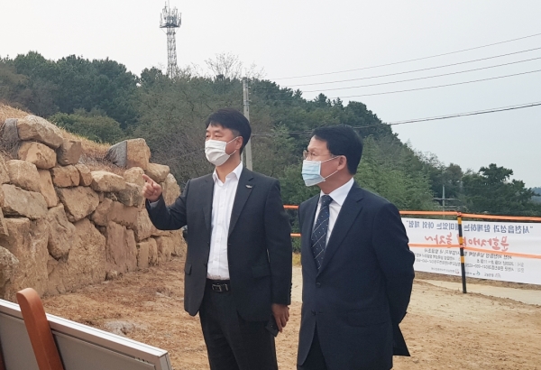 지난 16일 서천읍성 발굴조사 현장에서 박병희 충남역사문화연구원장과 함께 서천읍성의 미래 발전 방향에 대해 논의