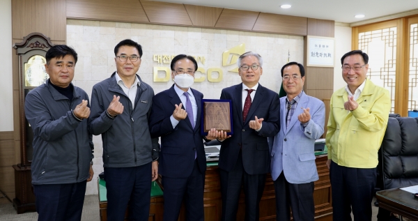 구암동 주민대표들이 김재혁 대전도시공사 사장에게 감사패를 전달하고 있다.