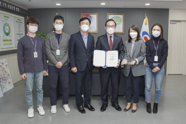 2020 대한민국 SNS대상 공공 기초지자체(시)부문에서 대상을 수상해 박상돈 천안시장, 천안시 이명렬 홍보담당관, 이덕희 미디어홍보팀장을 비롯한 담당공무원들이 기념촬영