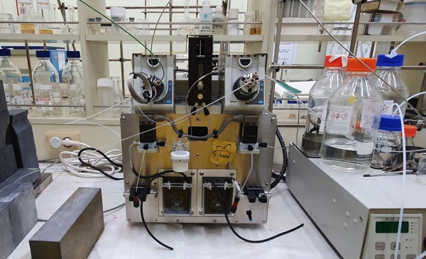 원자력연구원이 개발한 방사성동위원소 무담채 방식 분리 장비.