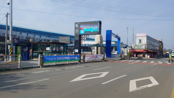 저단형 공공현수막 게시대 시범 운영 모습