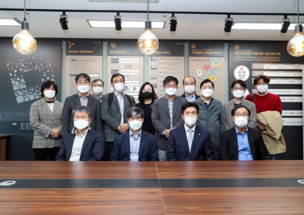 20일 대덕산학융합캠퍼스 설립 10주년을 기념하여 최병욱 총장(앞줄 왼쪽에서 세 번째)과 대학 학무위원, 관련 부서장들이 모여 간담회를 진행한 후 ‘박장우 홀’을 둘러보고 기념촬영을 하고 있다.