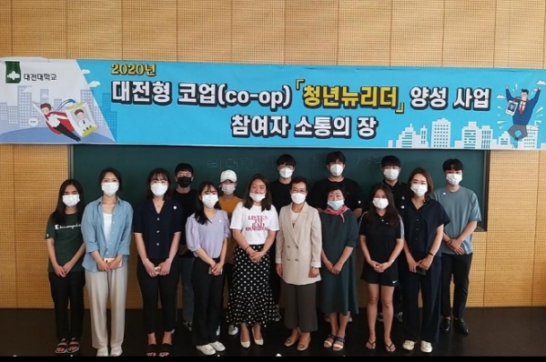 ‘기업 채용연계 프로그램’에 참여한 재학생 2명이 최근 조기취업