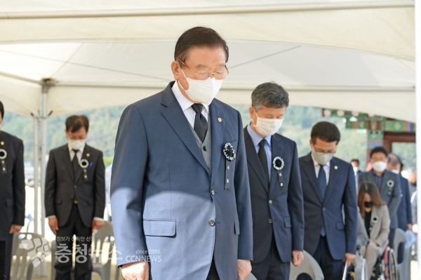 묵념하는 김석환 홍성군수