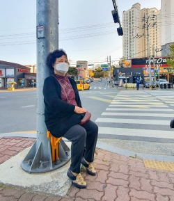 태안읍 남문리 우체국사거리 횡단보도에 설치된 ‘장수의자’에 앉아 신호를 기다리고 있는 주민 모습.