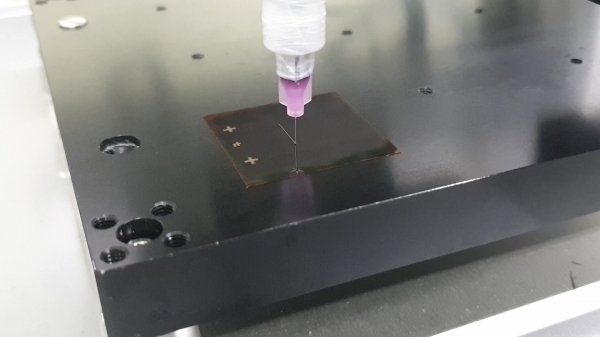 개발된 집전체 소재를 프린팅하는 모습.