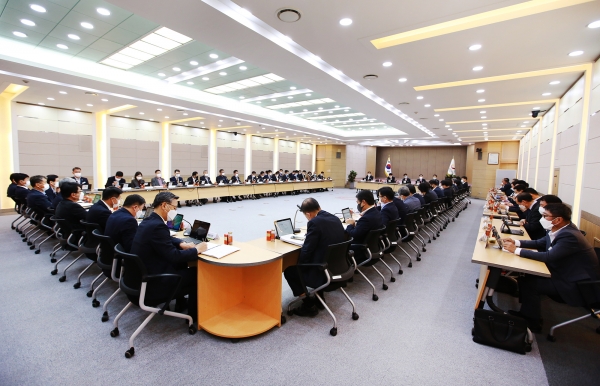 26일 시청 대회의실에서 열린 확대간부회의 장면