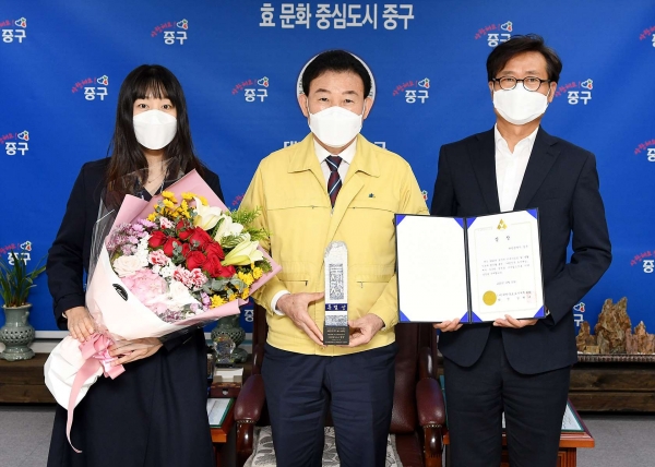 ‘2020 대한민국 도시대상’에서 도시경제부문 전국2위 특별상 수상 기념촬영 모습, 왼쪽부터 기획공보실 오유경 주무관, 중구 박용갑 구청장, 기획공보실 최상훈 실장
