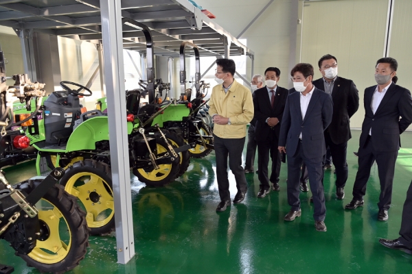 북부농업기계임대사업소 개소식 행사 후 내부를 둘러보고 있는 김정섭 시장 모습