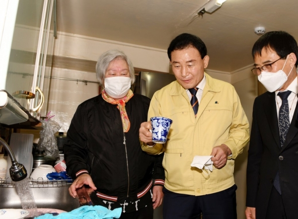 석교동 제일아파트 상수도 개통식(박용갑청장이 입주민 가정에 방문해 상수도 시설 확인)