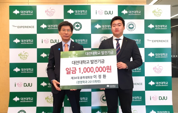 이종서 총장(왼)과 이정환 총학생회장이 기념사진을 촬영 중에 있다