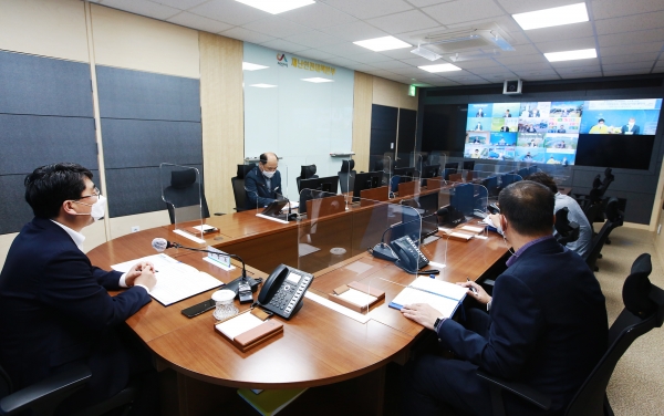 지난 27일 시청 영상회의실(재난상황실)에서 열린 ‘스마트 지방상수도 그린뉴딜 사업 기본협약식’ 장면