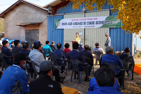 과수분야 시범사업 평가회에서 김홍장 시장이 과수농가를 격려하고 있다.
