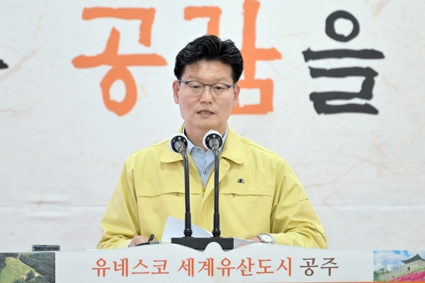 제100차 정례브리핑 중인 김정섭 시장