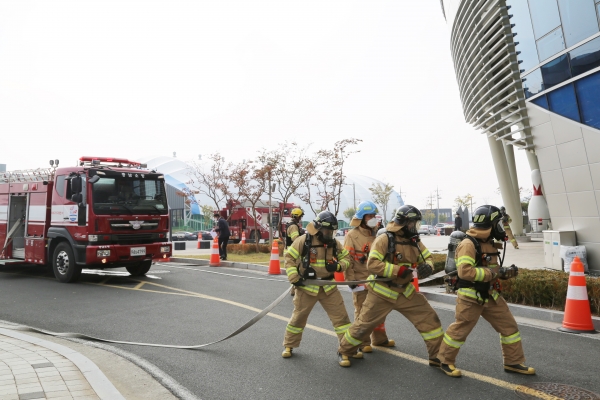 보령소방서, 보령종합체육관 가상화재 출동훈련 장면