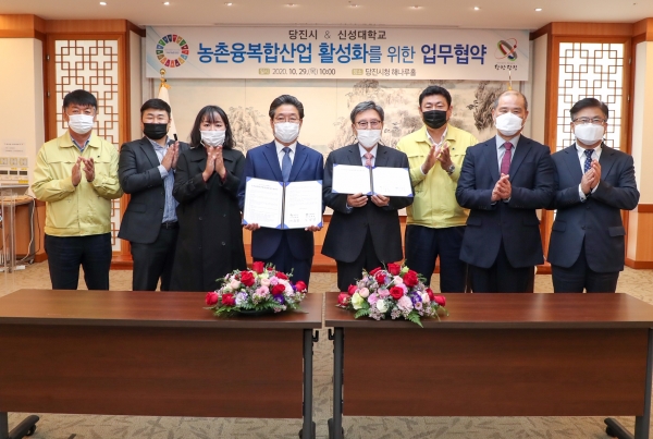 농촌융복합활성화 협약식 ( 오른쪽 김병묵 신성대총장 )