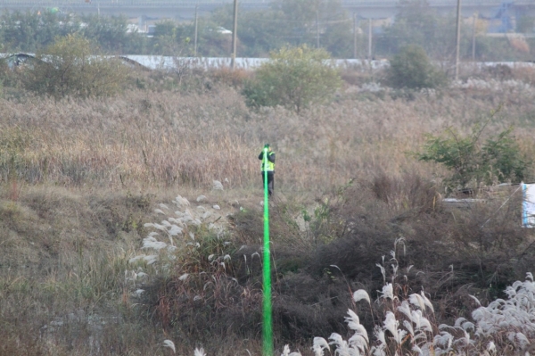 레이저 활용 철새 퇴치-들판 광선